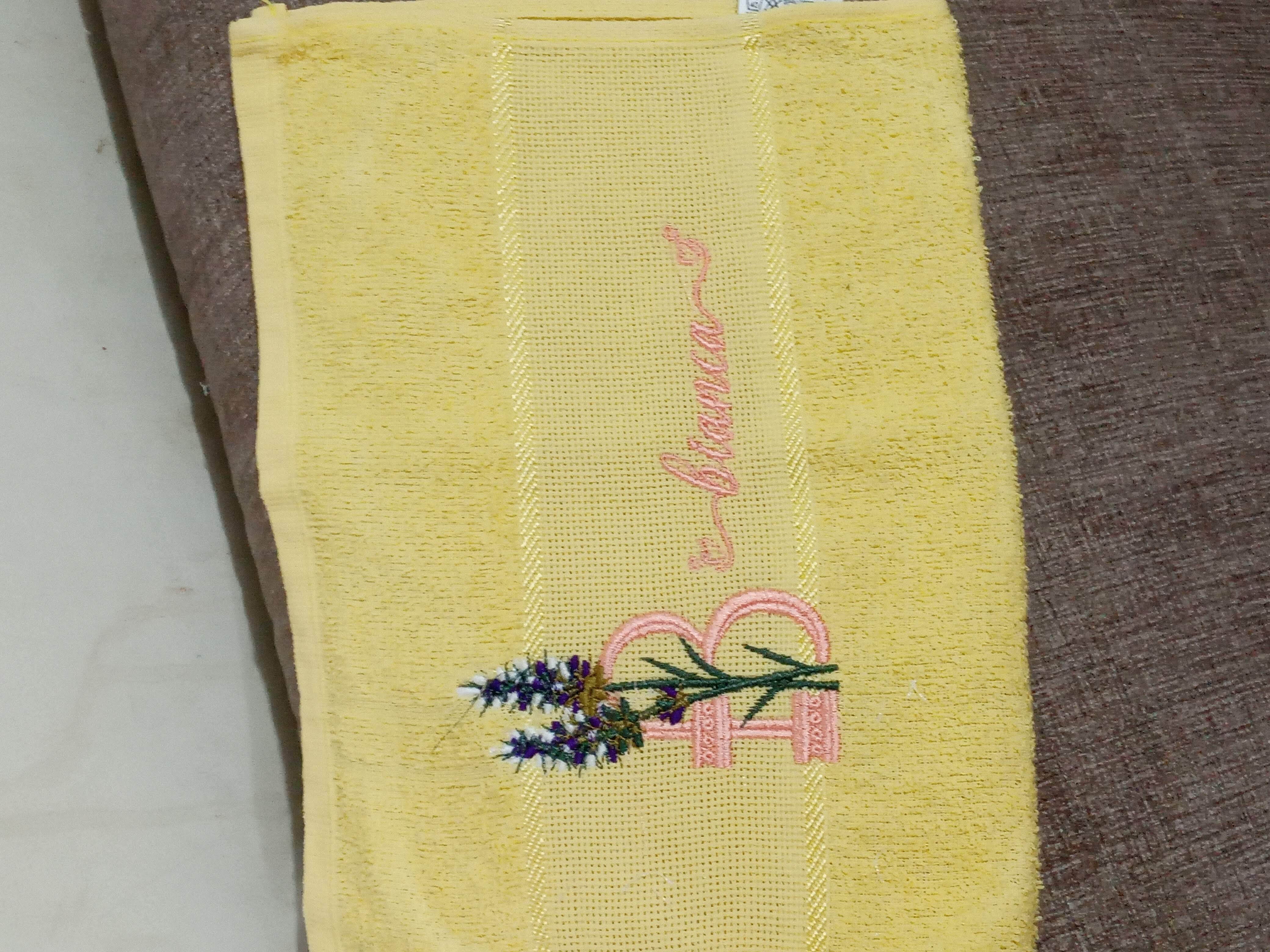 Toalha bordada amarela