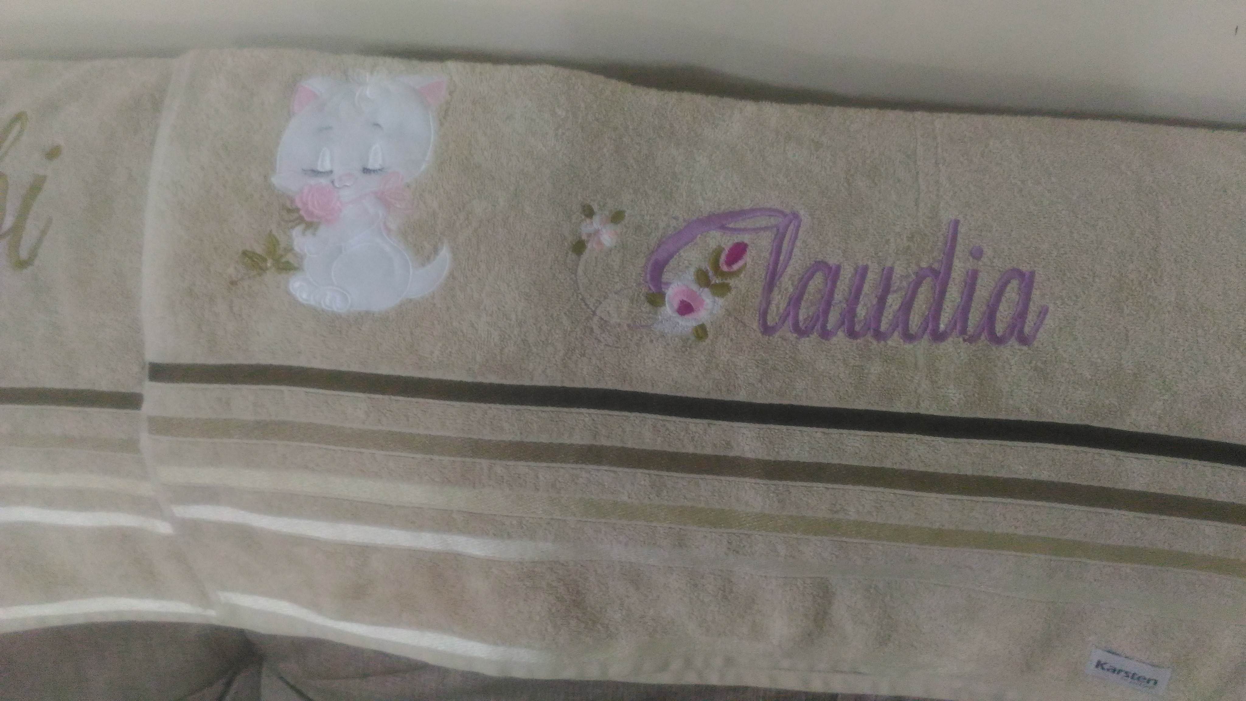 Toalha bordada — Claudia