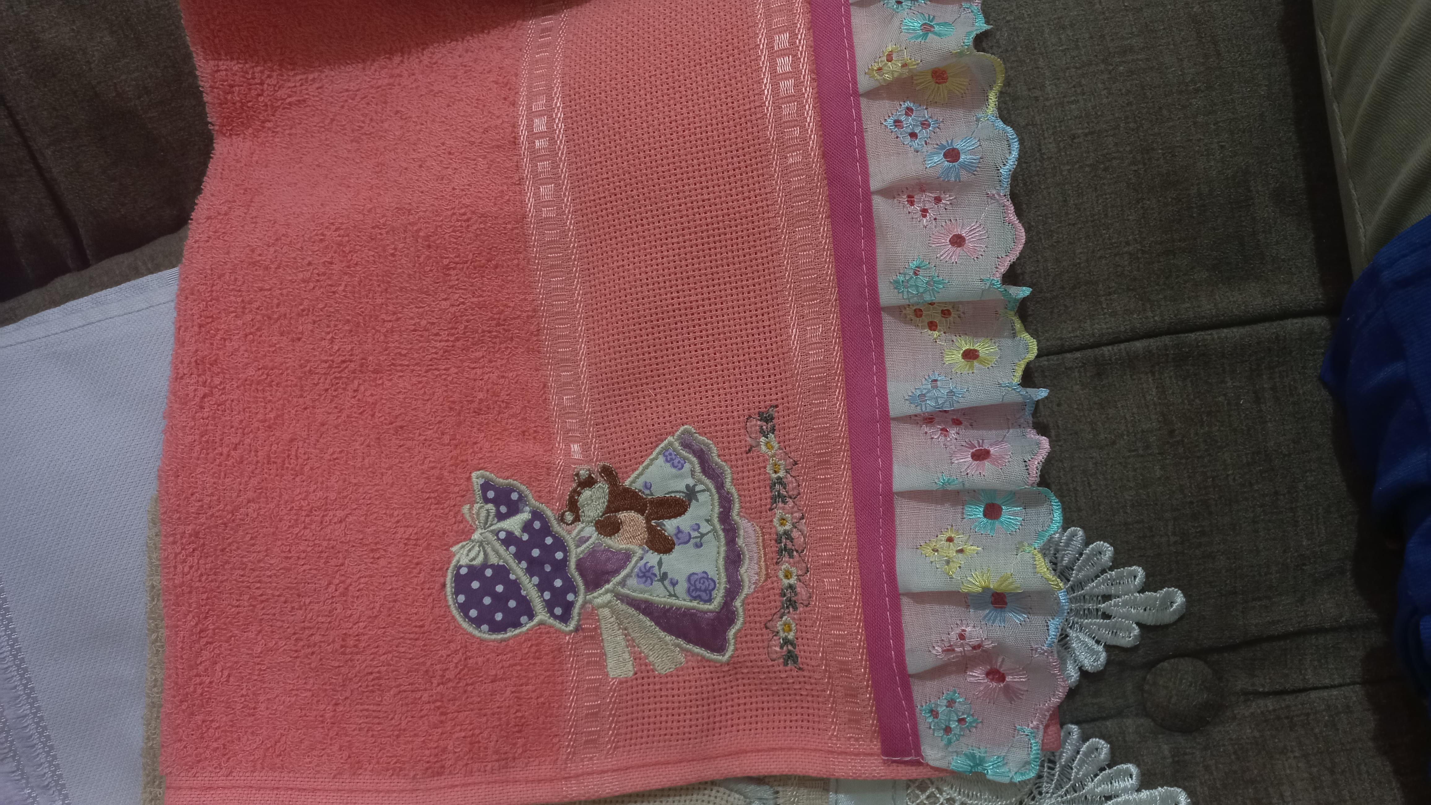 Toalha bordada com princesa